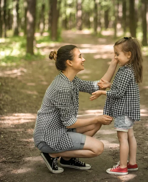 Madre e hija joven caminan en el bosque — Foto de Stock