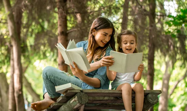 Mutter und Tochter lesen das Buch — Stockfoto