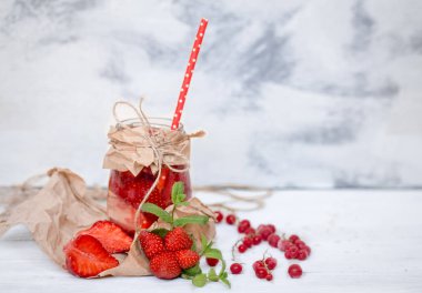 Yaz içeceği çilek ile