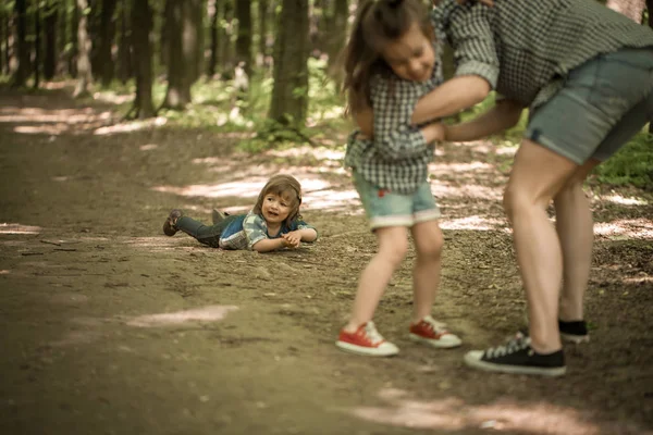 Madre con hijas jóvenes caminan en el bosque — Foto de Stock