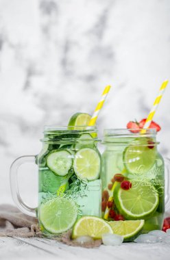 Salatalık ve kireç ile yaz içeceği