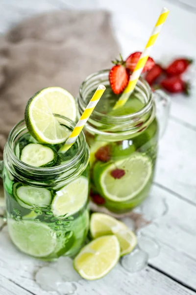 Bebida de verano con pepino y lima — Foto de Stock