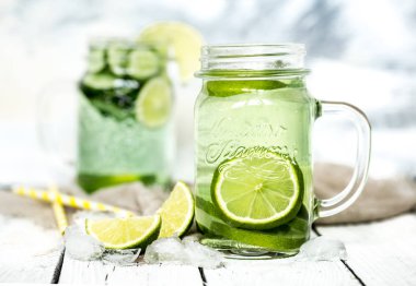 Salatalık ve kireç ile yaz içeceği