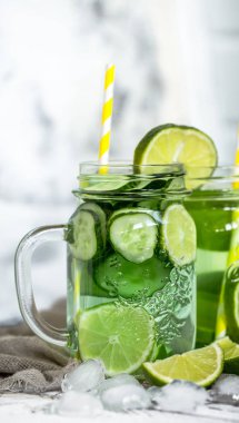 Salatalık ve kireç ile yaz içeceği