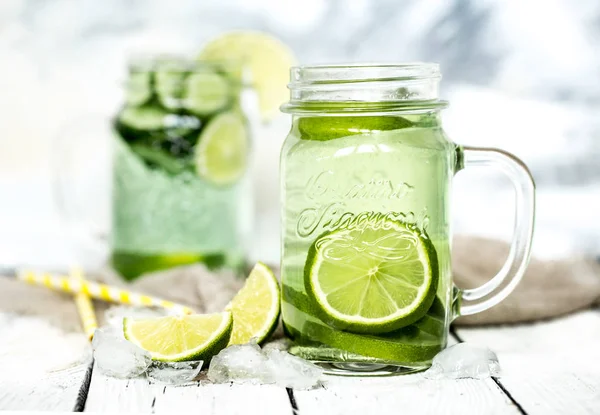 Salatalık ve kireç ile yaz içeceği