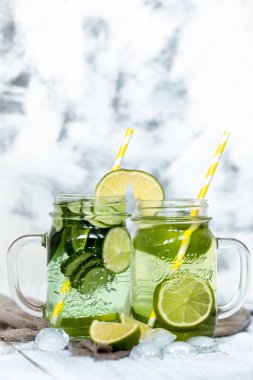 Salatalık ve kireç ile yaz içeceği