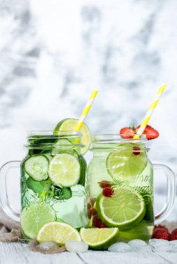 Salatalık ve kireç ile yaz içeceği