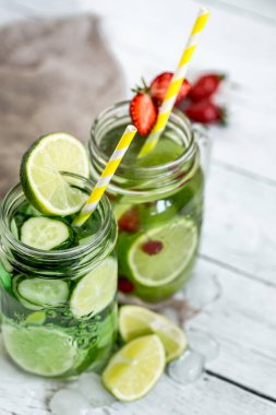 Salatalık ve kireç ile yaz içeceği