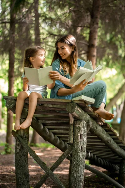 Mamá y su hija leyeron el libro — Foto de Stock