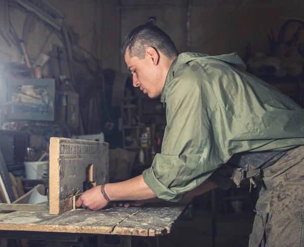 Ένας άνθρωπος που εργάζεται στο μηχάνημα με το ξύλινο προϊόν — Φωτογραφία Αρχείου