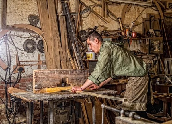 Ein Mann arbeitet an der Maschine mit dem Holzprodukt — Stockfoto