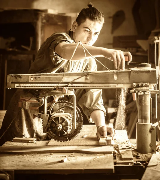 Un hombre trabaja en la máquina con el producto de madera — Foto de Stock