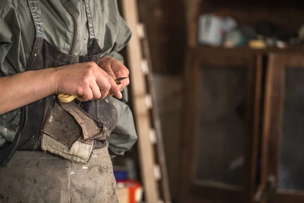 Falegname maschio che lavora con un prodotto in legno, utensili manuali — Foto Stock