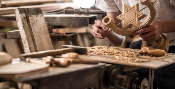 Menuisier masculin travaillant avec un produit en bois, outils à main — Photo