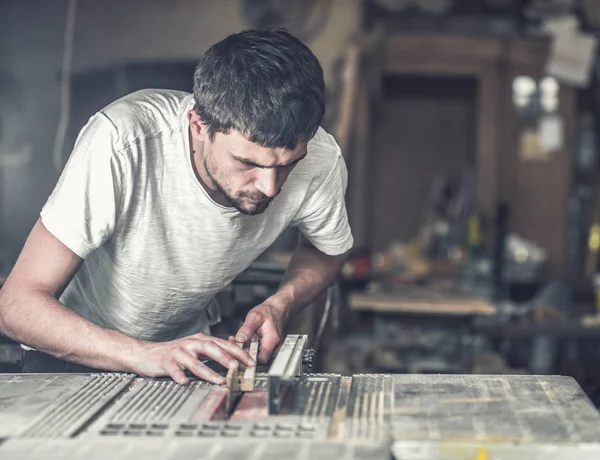 Un homme travaille sur la machine avec le produit en bois — Photo