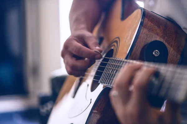 Den killen som spelar akustisk gitarr — Stockfoto