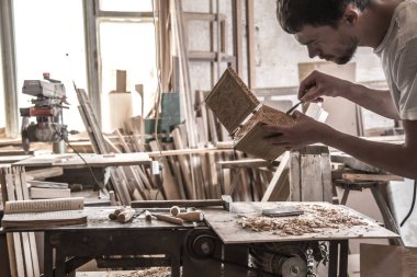 erkek marangoz ahşap ürün, el aletleri ile çalışma