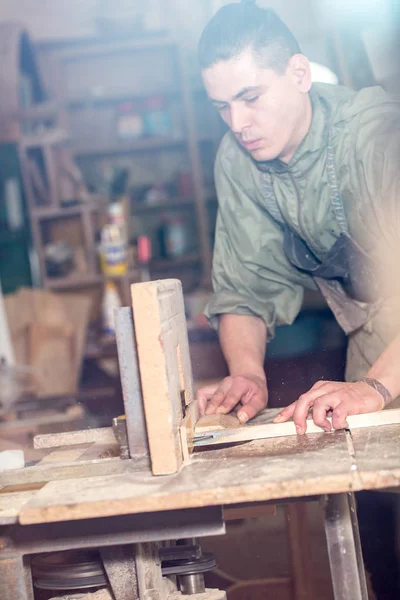 Мужчина работает на машине с деревянным изделием — стоковое фото