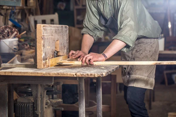 Un homme travaillant avec des produits du bois sur la machine — Photo