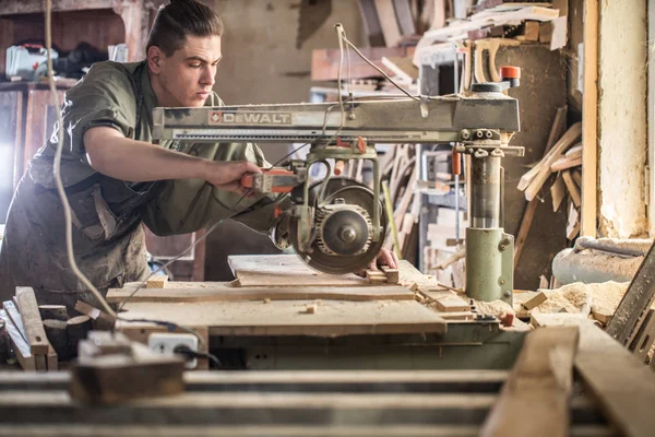Egy ember dolgozik a gép, a fából készült termék — Stock Fotó