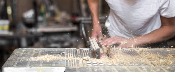 En man som arbetar med trä produkt på maskinen — Stockfoto