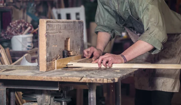 Ein Mann, der mit Holzprodukten an der Maschine arbeitet — Stockfoto