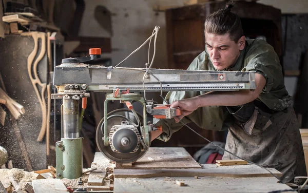 Un homme travaille sur la machine avec le produit en bois — Photo