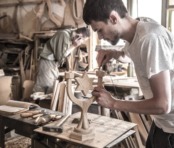 Αρσενικό ξυλουργός συνεργάζεται με ένα προϊόν ξύλου, εργαλεία χειρός — Φωτογραφία Αρχείου