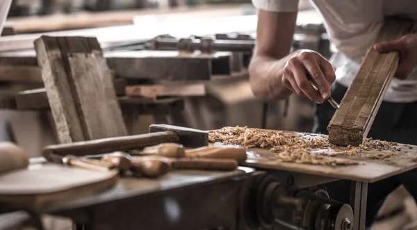 Menuisier masculin travaillant avec un produit en bois, outils à main — Photo