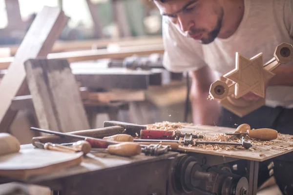 Manliga snickare arbetar med en trä produkt, handverktyg — Stockfoto