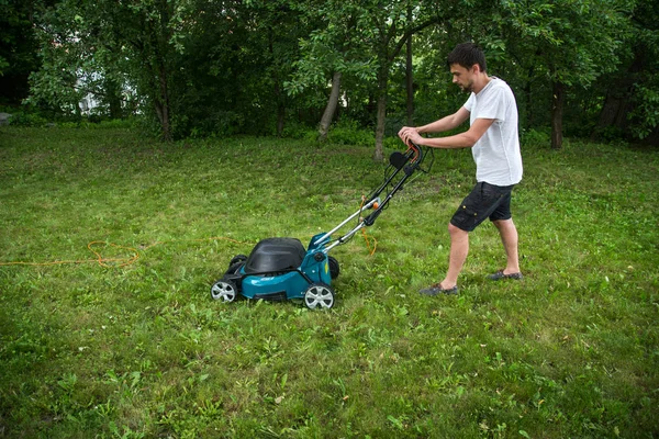 Man arbetar med gräsklippare — Stockfoto