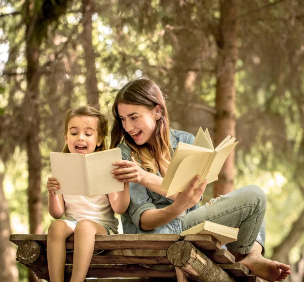 Mutter und Tochter lesen das Buch — Stockfoto