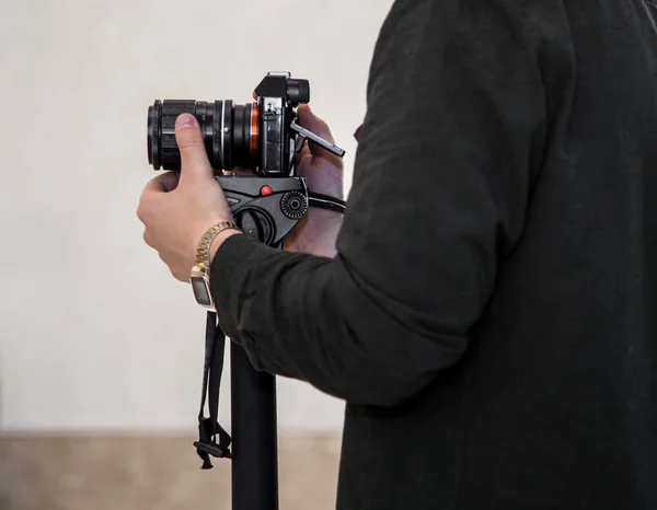 L'uomo spara alla macchina fotografica — Foto Stock