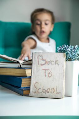 elinde bir kitapla geri okula oturan kız