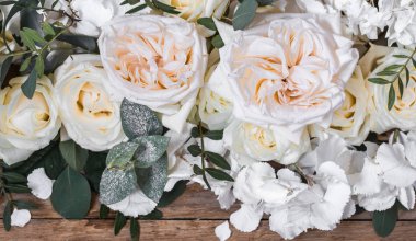 Ahşap arkaplanda çiçek düzenleme