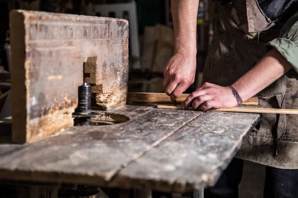 Un hombre que trabaja con productos de madera en la máquina — Foto de Stock