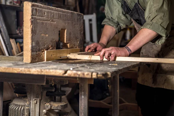 Un hombre que trabaja con productos de madera en la máquina — Foto de Stock