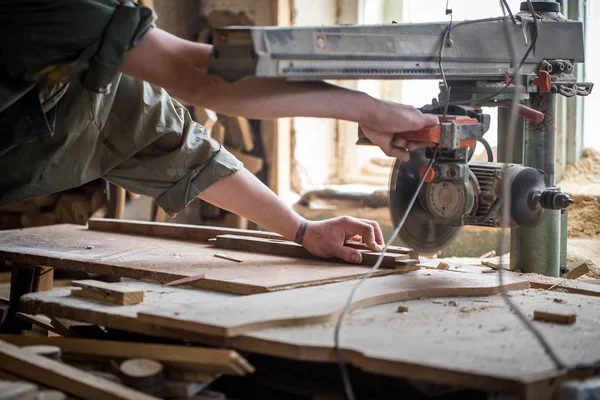 Ein Mann, der mit Holzprodukten an der Maschine arbeitet — Stockfoto