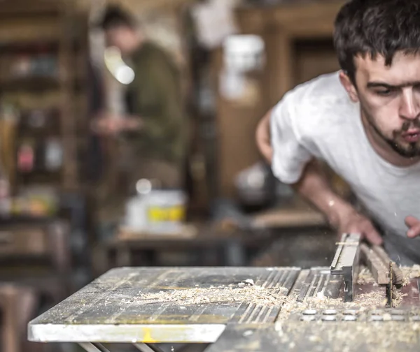 makinede ahşap ürün ile bir adam İnşaat