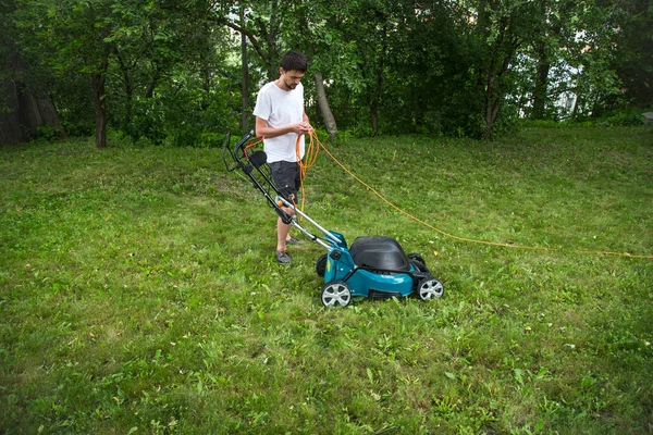 Man arbetar med gräsklippare — Stockfoto