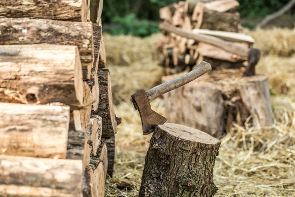 A deck of stacked logs and an axe — Stock Photo, Image