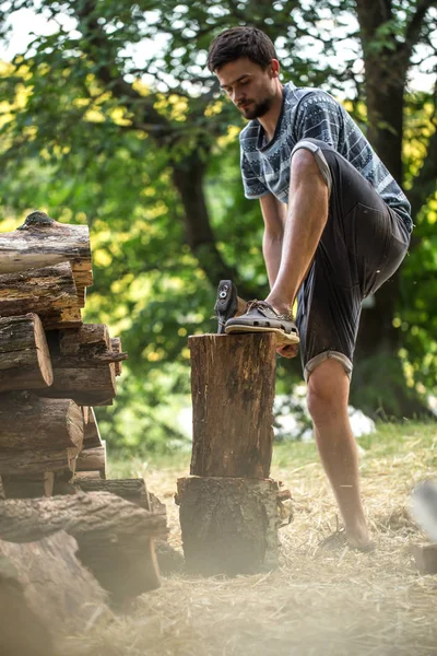 Mann hackt mit Axt Holz — Stockfoto