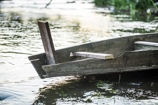 Altes Holzboot auf dem Fluss — Stockfoto