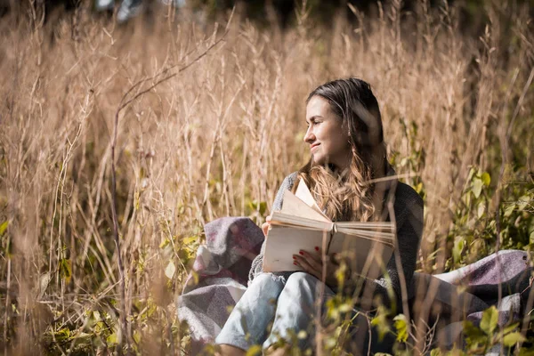 Bir kitap okuma bir alan genç kız — Stok fotoğraf
