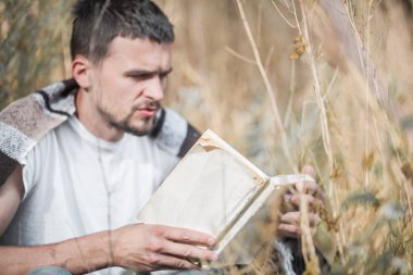 bir kitap okuma alanında genç bir adam