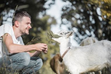 genç adam bir keçi ile doğada
