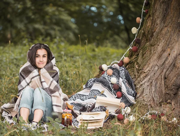 本を読んでツリー近くの若い女の子 — ストック写真