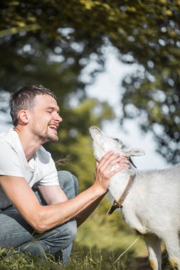 genç adam bir keçi ile doğada