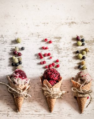 Dondurma waffle koni ahşap arka plan üzerinde çilek ile