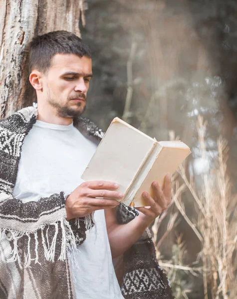Genç adam bir kitap okuma ağaca